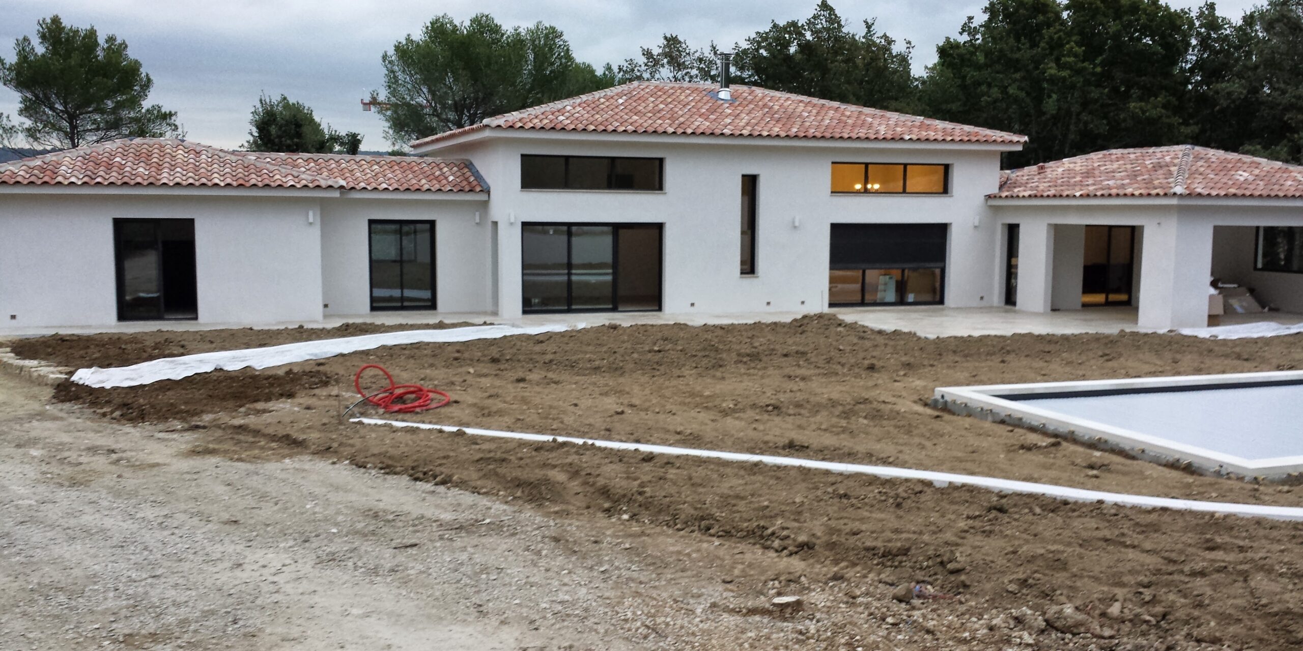 Photo d'une maison avec construction extension