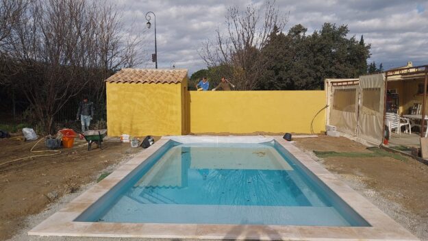 Réalisation d'un mur de clôture intégrant local technique et piscine à CAZAN, salon de provence