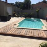 Réalisation d'une piscine et de sa plage travertin et bois à BOLLENE