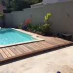 Réalisation d'une piscine et de sa plage travertin et bois à Bollene
